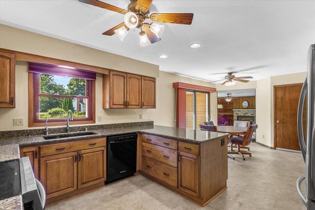 W222N2281 Glenwood LANE, Waukesha, WI 53186
