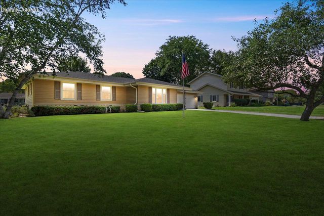 W222N2281 Glenwood LANE, Waukesha, WI 53186