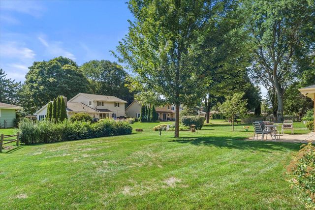 W222N2281 Glenwood LANE, Waukesha, WI 53186