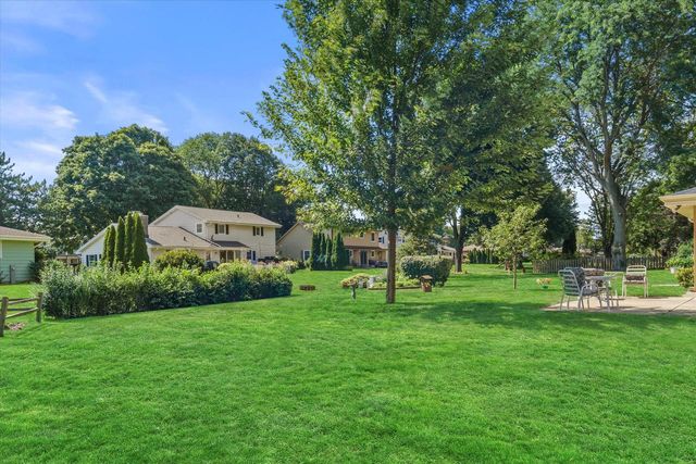 W222N2281 Glenwood LANE, Waukesha, WI 53186