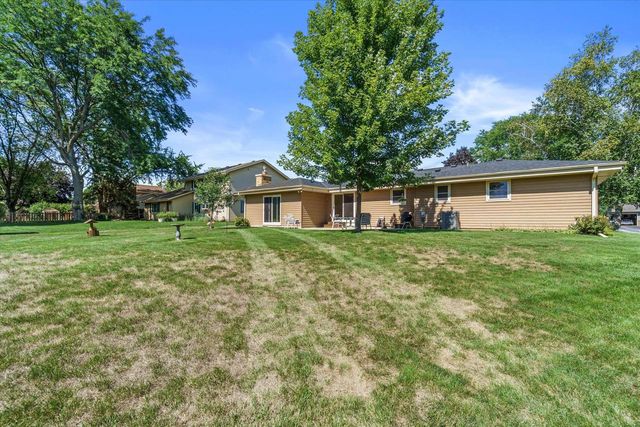 W222N2281 Glenwood LANE, Waukesha, WI 53186