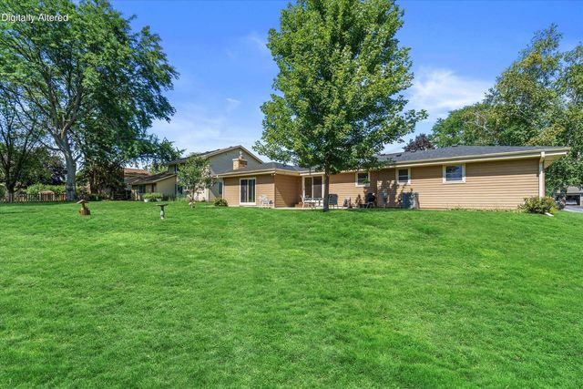 W222N2281 Glenwood LANE, Waukesha, WI 53186