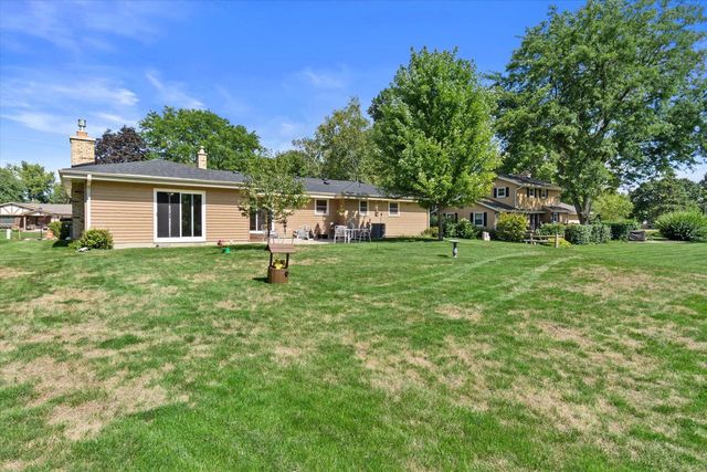 W222N2281 Glenwood LANE, Waukesha, WI 53186