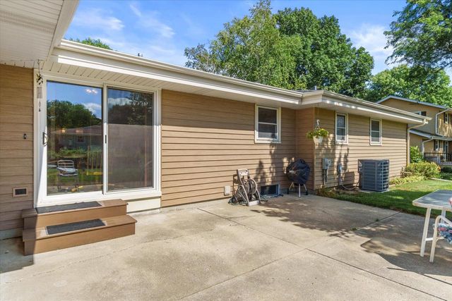 W222N2281 Glenwood LANE, Waukesha, WI 53186