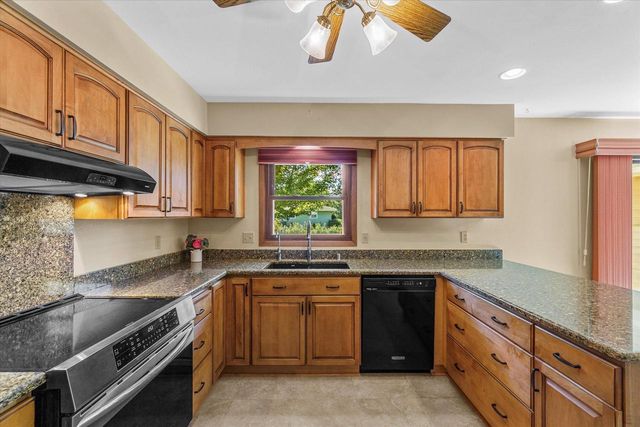 W222N2281 Glenwood LANE, Waukesha, WI 53186