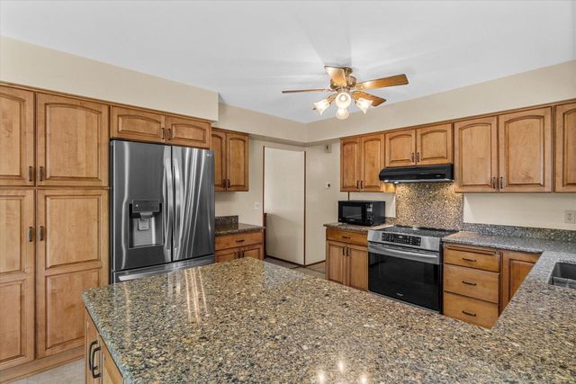 W222N2281 Glenwood LANE, Waukesha, WI 53186