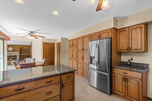 W222N2281 Glenwood LANE, Waukesha, WI 53186