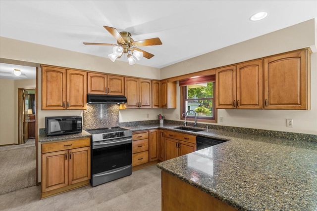 W222N2281 Glenwood LANE, Waukesha, WI 53186