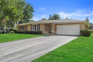 W222N2281 Glenwood LANE, Waukesha, WI 53186