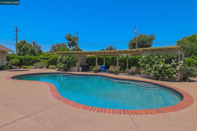 738 Mandarin Ln, Walnut Creek, CA 94598
