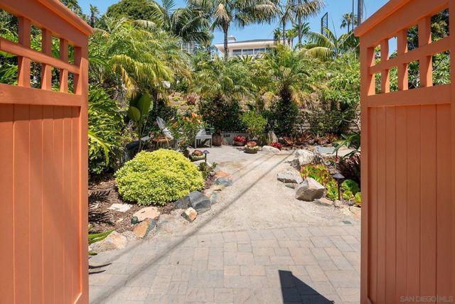 1858 Laurel Rd, Oceanside, CA 92054
