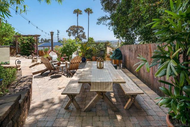 1858 Laurel Rd, Oceanside, CA 92054