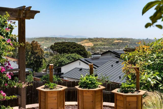 1858 Laurel Rd, Oceanside, CA 92054