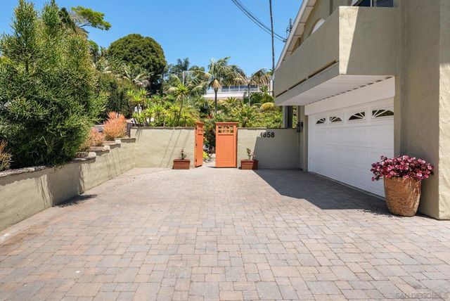 1858 Laurel Rd, Oceanside, CA 92054