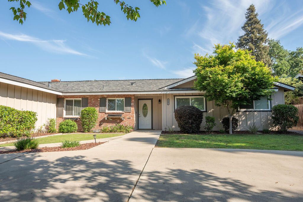 14892 Lipson Avenue, Visalia, CA 93292