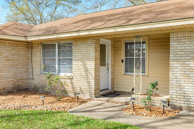 2109 N Tinsley Street, Angleton, TX 77515