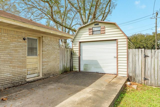 2109 N Tinsley Street, Angleton, TX 77515