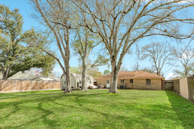 2109 N Tinsley Street, Angleton, TX 77515
