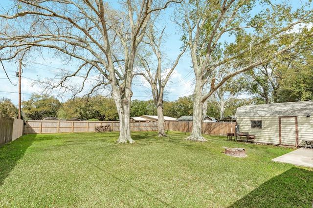 2109 N Tinsley Street, Angleton, TX 77515
