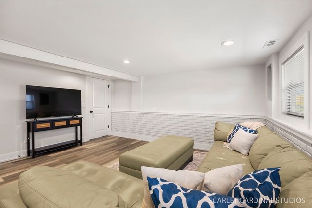 22W080 Valleyview Drive, Glen Ellyn, IL 60137