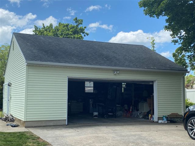 60 Schmeelk Place, Copiague, NY 11726