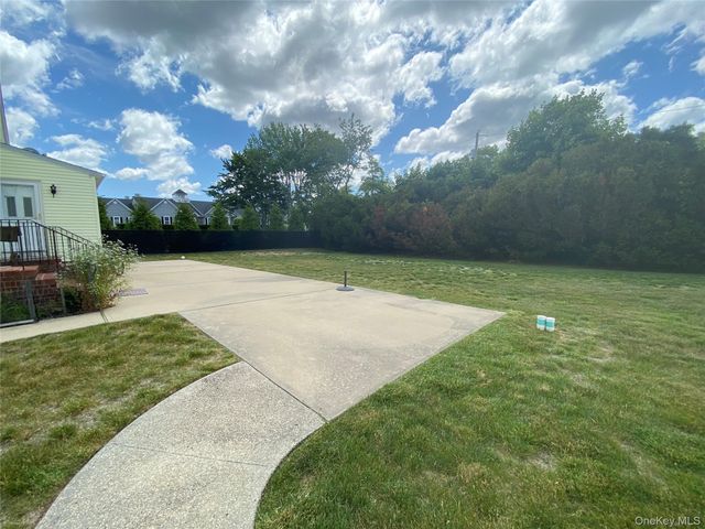 60 Schmeelk Place, Copiague, NY 11726