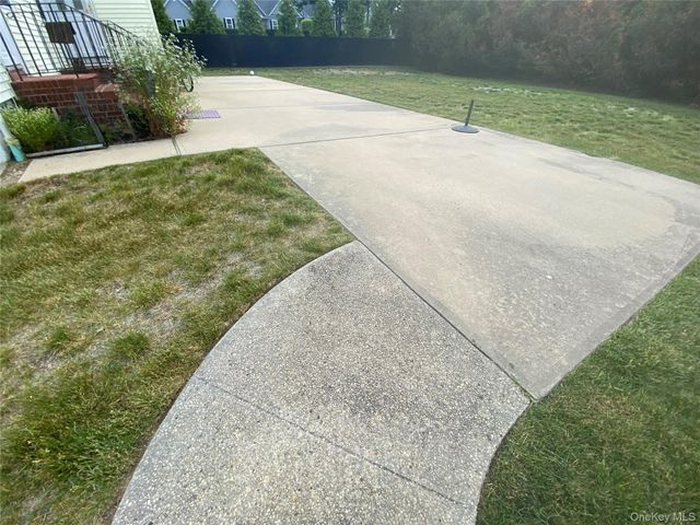 60 Schmeelk Place, Copiague, NY 11726