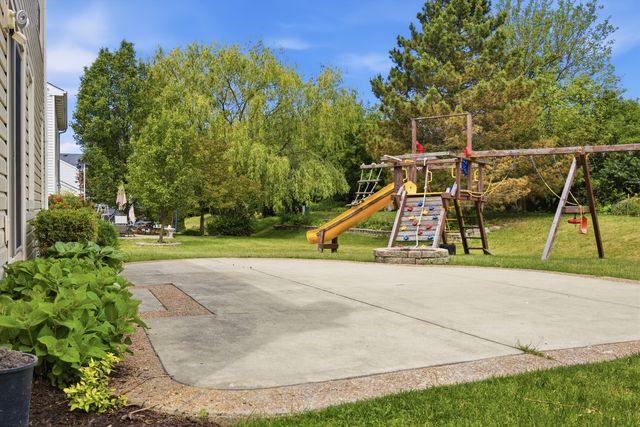 360 Winding Canyon Way, Algonquin, IL 60102
