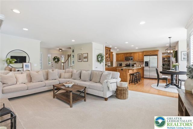 206 Cherry Court, Bushkill Twp, PA 18064
