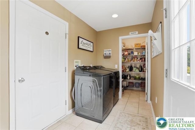 206 Cherry Court, Bushkill Twp, PA 18064