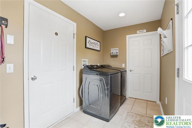 206 Cherry Court, Bushkill Twp, PA 18064