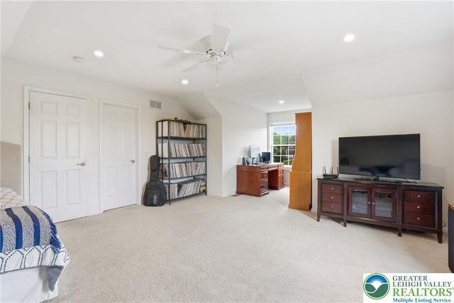 206 Cherry Court, Bushkill Twp, PA 18064