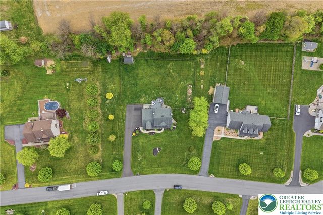 206 Cherry Court, Bushkill Twp, PA 18064