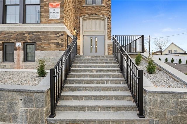 22 Waverly St 101, Worcester, MA 01604