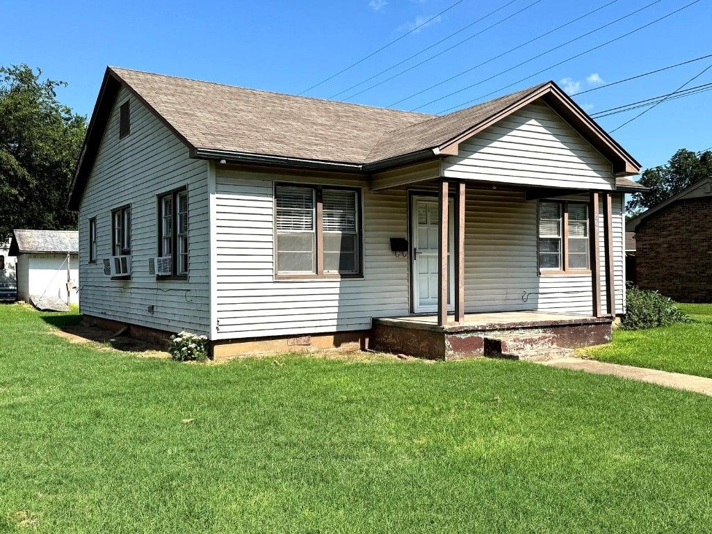 303 SW 5th Street, Lindsay, OK 73052