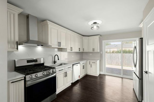 14057 S Hoxie Avenue, Burnham, IL 60633