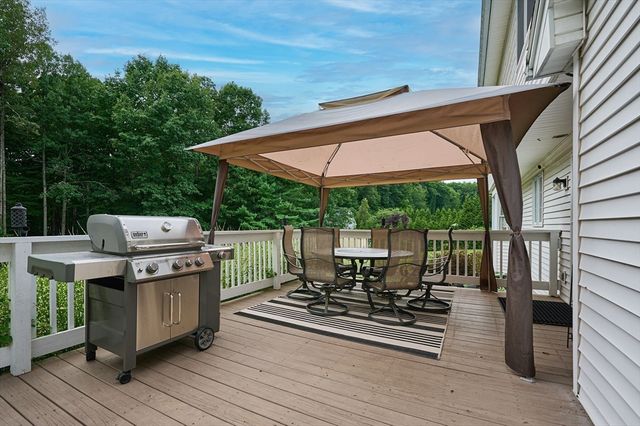 20 Carriage Ln, South Hadley, MA 01075