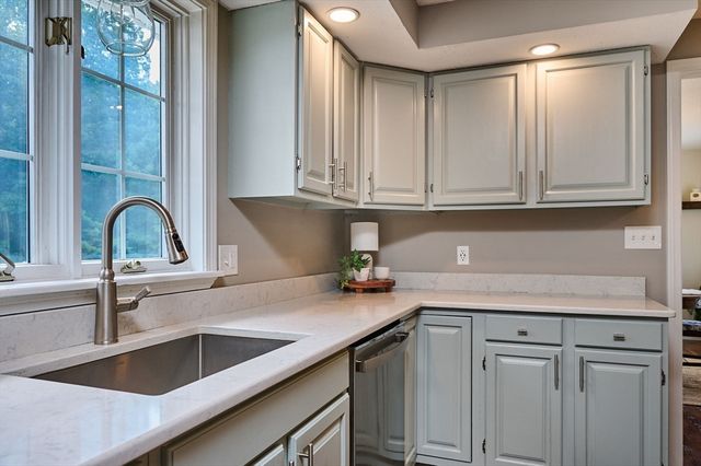20 Carriage Ln, South Hadley, MA 01075