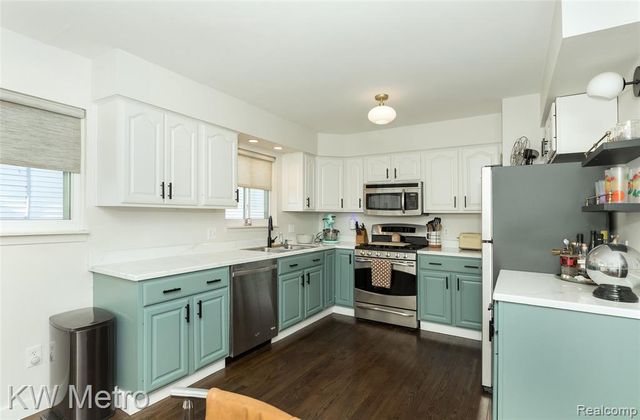 1221 E Goulson Avenue, Hazel Park, MI 48030