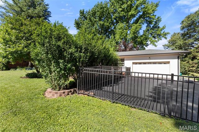 10 Ridge Line Drive, Warson Woods, MO 63122