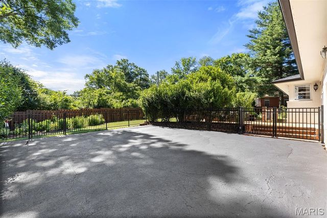 10 Ridge Line Drive, Warson Woods, MO 63122