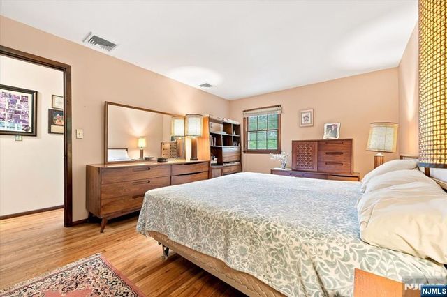 24 Hickory Road, Ringwood, NJ 07456