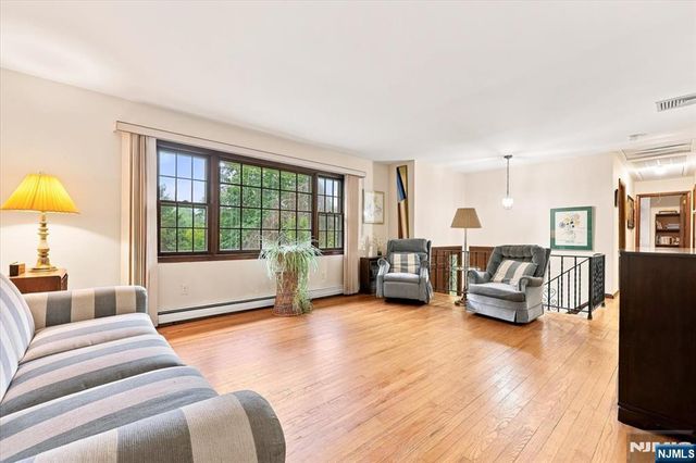 24 Hickory Road, Ringwood, NJ 07456