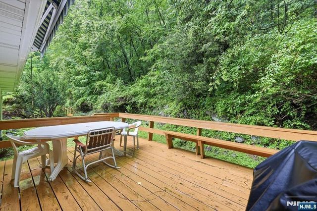 24 Hickory Road, Ringwood, NJ 07456