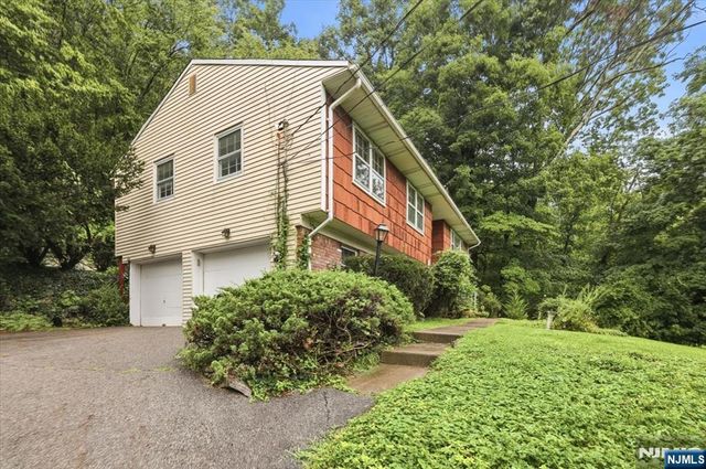 24 Hickory Road, Ringwood, NJ 07456