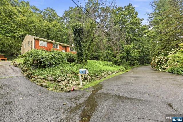 24 Hickory Road, Ringwood, NJ 07456
