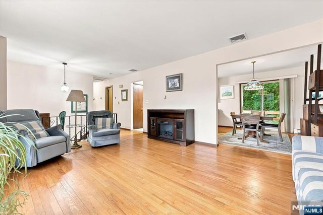 24 Hickory Road, Ringwood, NJ 07456