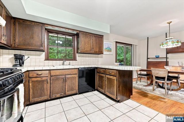 24 Hickory Road, Ringwood, NJ 07456