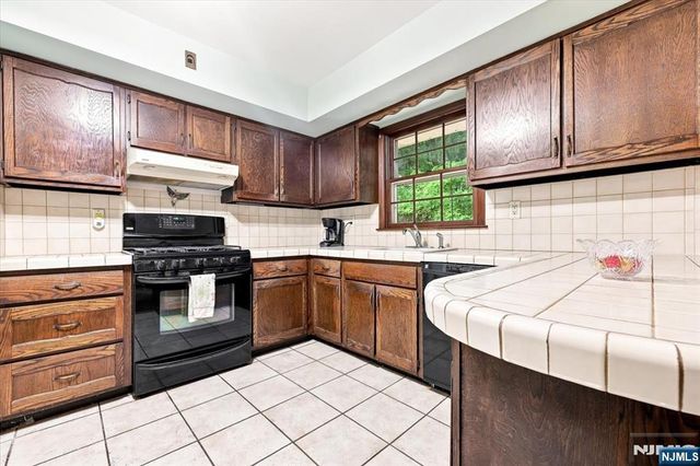 24 Hickory Road, Ringwood, NJ 07456