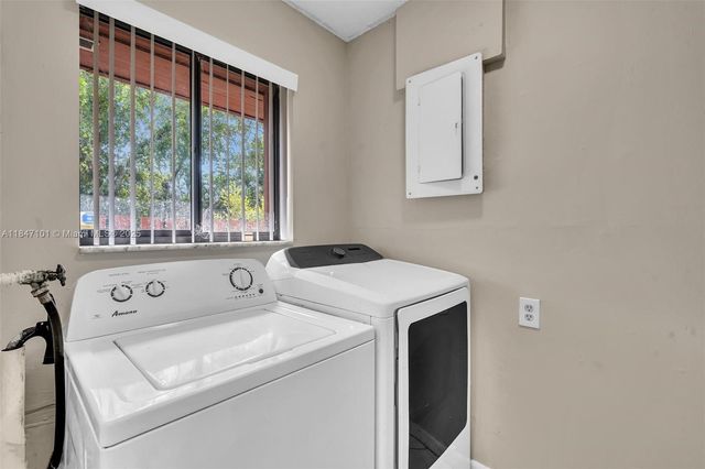 5012 SW 40 AV 5012, Fort Lauderdale, FL 33312